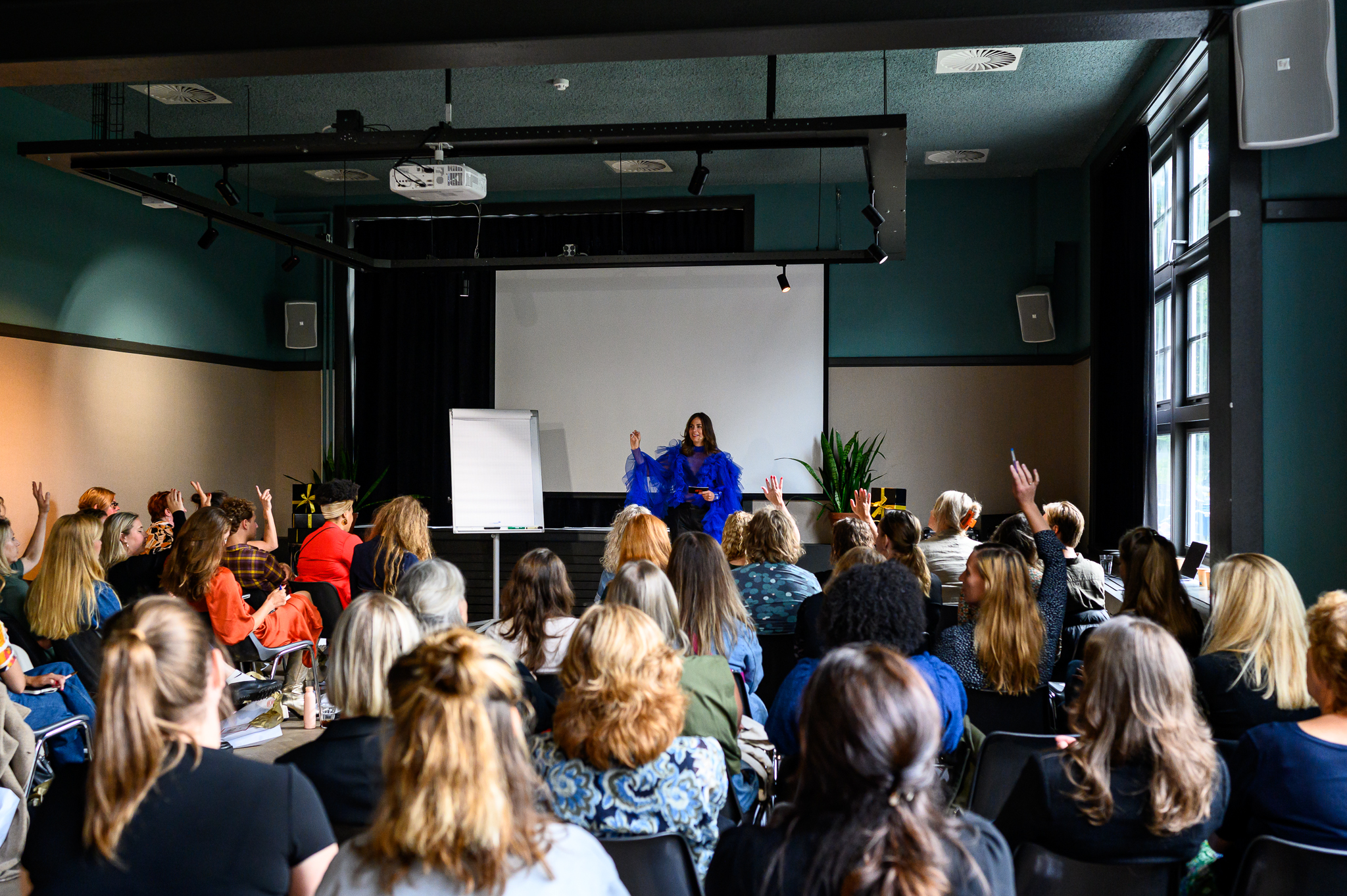 Jill van den Bosch Sales Coach in een blauwe blouse op haar event Close The Deal over salesgesprekken