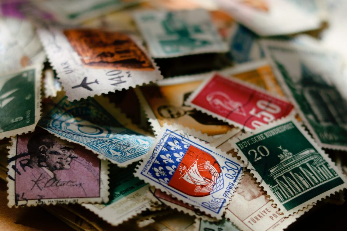 postzegels op een stapel